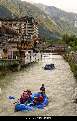 Rafting sur la rivière Arve à travers le centre de la ville alpine en été, Chamonix, haute Savoie, France Banque D'Images