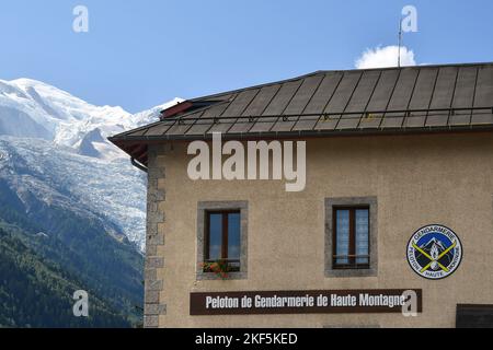 Chamonix High Mountain Rescue bâtiment avec Mont blanc sommet enneigé en arrière-plan, Chamonix, haute Savoie, France Banque D'Images