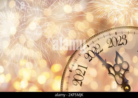 cadran de l'horloge sur fond de Noël. L'année 2023 est bientôt à venir. Le concept de la nouvelle année. Banque D'Images