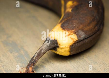 Banane noire sur une planche en bois. Banque D'Images