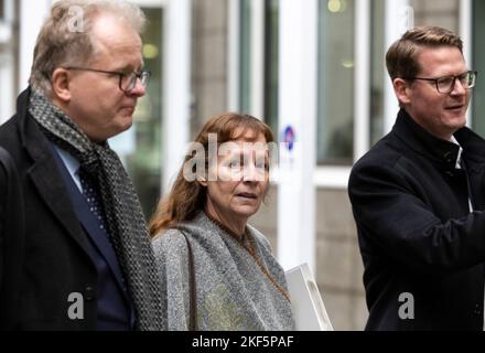 16 novembre 2022, Hessen, Francfort-sur-le-main: Hannelore Richter, ancien exécutif de l'AWO avec ses avocats devant le tribunal. Ici, elle est convoquée comme témoin dans le procès contre l'ancien maire Peter Feldmann. Photo: Hannes P. Albert/dpa Banque D'Images