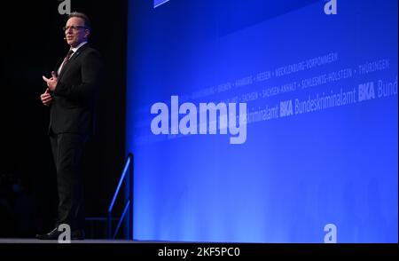 Wiesbaden, Allemagne. 16th novembre 2022. Holger Münch, Président du BKA, prononce son discours de bienvenue au début de la conférence d'automne du Bureau fédéral de la police criminelle (BKA) au Centre des congrès Rheinmain (RMCC). L'événement portera sur les tendances et les perspectives en matière de développement de la criminalité, les nouvelles approches de lutte contre la criminalité et les conditions préalables à l'intervention d'une force de police capable de prendre des mesures. Credit: Arne Dedert/dpa/Alay Live News Banque D'Images