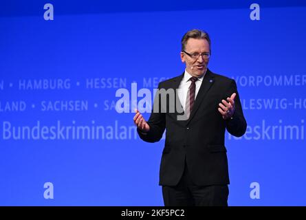 Wiesbaden, Allemagne. 16th novembre 2022. Holger Münch, Président du BKA, prononce son discours de bienvenue au début de la conférence d'automne du Bureau fédéral de la police criminelle (BKA) au Centre des congrès Rheinmain (RMCC). L'événement portera sur les tendances et les perspectives en matière de développement de la criminalité, les nouvelles approches de lutte contre la criminalité et les conditions préalables à l'intervention d'une force de police capable de prendre des mesures. Credit: Arne Dedert/dpa/Alay Live News Banque D'Images