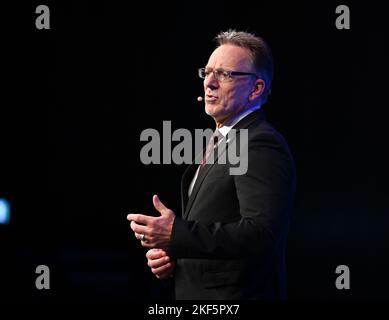 Wiesbaden, Allemagne. 16th novembre 2022. Holger Münch, Président du BKA, prononce son discours de bienvenue au début de la conférence d'automne du Bureau fédéral de la police criminelle (BKA) au Centre des congrès Rheinmain (RMCC). L'événement portera sur les tendances et les perspectives en matière de développement de la criminalité, les nouvelles approches de lutte contre la criminalité et les conditions préalables à l'intervention d'une force de police capable de prendre des mesures. Credit: Arne Dedert/dpa/Alay Live News Banque D'Images