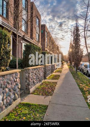 Trottoir le long des maisons de ville pendant la saison d'automne dans la communauté de Queensborough Banque D'Images