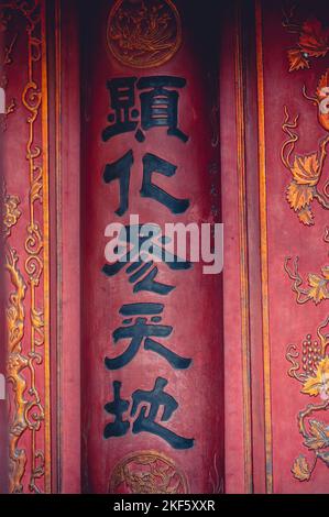 Un gros plan vertical de l'écriture chinoise ancienne dans un temple bouddhiste Banque D'Images