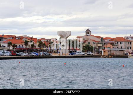 VODICE, CROATIE - 5 SEPTEMBRE 2016 : vue sur la partie centrale de la station balnéaire depuis le bord de mer. Banque D'Images