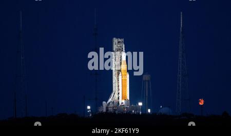 Kennedy Space Center, États-Unis d'Amérique. 15 novembre 2022. La fusée Artemis I Space Launch System de la NASA commence à se lever avec le vaisseau spatial Orion sur le complexe de lancement 39B au Kennedy Space Center, 15 novembre 2022, à Cape Canaveral, Floride. Après plusieurs tentatives infructueuses, l'essai en vol sans équipage s'est levé lors du premier essai de la mission d'exploration en profondeur. Credit: Joel Kowsky/NASA/Alamy Live News Banque D'Images