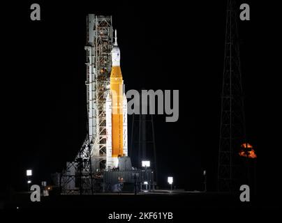 Kennedy Space Center, États-Unis d'Amérique. 15 novembre 2022. La fusée Artemis I Space Launch System de la NASA commence à se lever avec le vaisseau spatial Orion sur le complexe de lancement 39B au Kennedy Space Center, 15 novembre 2022, à Cape Canaveral, Floride. Après plusieurs tentatives infructueuses, l'essai en vol sans équipage s'est levé lors du premier essai de la mission d'exploration en profondeur. Credit: Joel Kowsky/NASA/Alamy Live News Banque D'Images