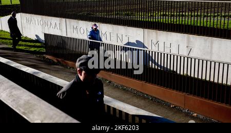 Vijhuizen, pays-Bas. 16th novembre 2022. VIJFHUIZEN - parents australiens au Monument national MH17. Devant le tribunal de Schiphol, le tribunal statue dans l'affaire pénale contre les quatre hommes soupçonnés d'être impliqués dans l'attentat du vol MH17. Les 298 personnes à bord ont été tuées. ANP ROBIN UTRECHT pays-bas Out - belgique Out crédit: ANP/Alay Live News Banque D'Images