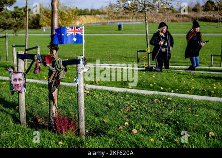 Vijhuizen, pays-Bas. 16th novembre 2022. VIJFHUIZEN - parents australiens au Monument national MH17. Devant le tribunal de Schiphol, le tribunal statue dans l'affaire pénale contre les quatre hommes soupçonnés d'être impliqués dans l'attentat du vol MH17. Les 298 personnes à bord ont été tuées. ANP ROBIN UTRECHT pays-bas Out - belgique Out crédit: ANP/Alay Live News Banque D'Images