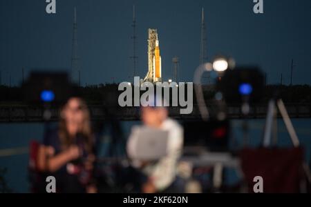 Kennedy Space Center, États-Unis d'Amérique. 15 novembre 2022. La fusée Artemis I Space Launch System de la NASA commence à se lever avec le vaisseau spatial Orion sur le complexe de lancement 39B au Kennedy Space Center, 15 novembre 2022, à Cape Canaveral, Floride. Après plusieurs tentatives infructueuses, l'essai en vol sans équipage s'est levé lors du premier essai de la mission d'exploration en profondeur. Credit: Joel Kowsky/NASA/Alamy Live News Banque D'Images