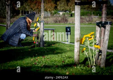 Vijhuizen, pays-Bas. 16th novembre 2022. VIJFHUIZEN - parents australiens au Monument national MH17. Devant le tribunal de Schiphol, le tribunal statue dans l'affaire pénale contre les quatre hommes soupçonnés d'être impliqués dans l'attentat du vol MH17. Les 298 personnes à bord ont été tuées. ANP ROBIN UTRECHT pays-bas Out - belgique Out crédit: ANP/Alay Live News Banque D'Images