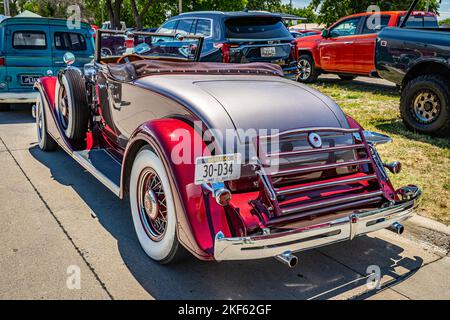 Des Moines, IA - 02 juillet 2022 : vue d'angle arrière à haute perspective d'un roadster coupé 1933 Packard Super 8 lors d'un salon automobile local. Banque D'Images