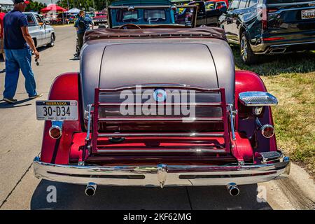 Des Moines, IA - 02 juillet 2022 : vue arrière à haute perspective d'un roadster coupé Super huit Packard 1933 lors d'un salon automobile local. Banque D'Images