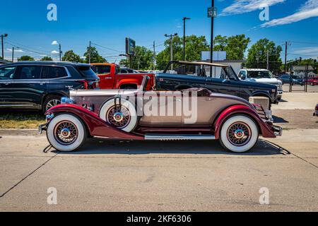 Des Moines, IA - 02 juillet 2022 : vue latérale haute perspective d'un roadster coupé Super 8 1933 Packard lors d'un salon automobile local. Banque D'Images