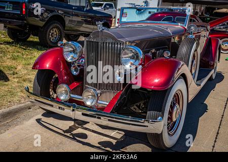 Des Moines, IA - 02 juillet 2022 : vue de face d'un roadster coupé Super 8 1933 Packard lors d'un salon automobile local. Banque D'Images