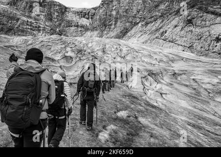 Vue arrière des personnes qui font de la randonnée sur le glacier de Nigardsbreen à Jostedal en Norvège Banque D'Images