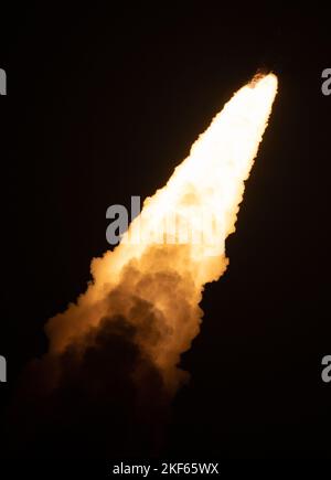 La fusée Space Launch System de la NASA transportant l'engin spatial Orion est lancée lors de l'essai en vol Artemis I, le mercredi 16 novembre 2022, à partir du Launch Complex 39B du Kennedy Space Center de la NASA en Floride. La mission Artemis I de la NASA est le premier essai en vol intégré des systèmes d’exploration spatiale de l’agence : l’engin spatial Orion, la fusée SLS (Space Launch System) et les systèmes au sol. SLS et Orion ont lancé à , à partir du Launch Pad 39B au Kennedy Space Center. Photo de Joel Kowsky/NASA via CNP/ABACAPRESS.COM Banque D'Images