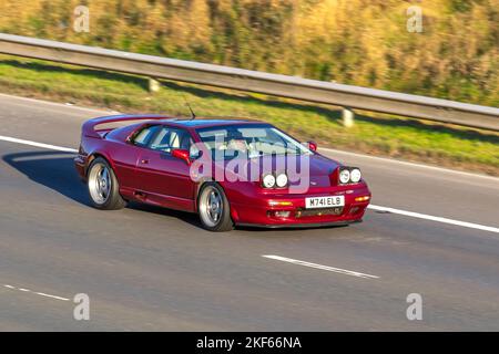 1995 90s années quatre-vingt dix Red LOTUS esprit S4S 2174cc 5 Speed Manual British sport car; voyager sur l'autoroute M6, Royaume-Uni Banque D'Images