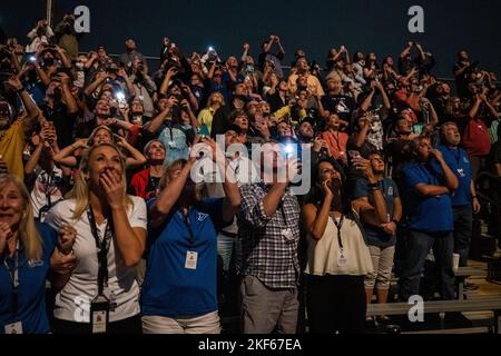 Les clients du site d'observation de Banana Creek regardent le lancement de la fusée Space Launch System de la NASA transportant l'engin spatial Orion lors de l'essai en vol Artemis I, le mercredi 16 novembre 2022, au Kennedy Space Center de la NASA en Floride. L'essai en vol Artemis I de la NASA est le premier essai en vol intégré des systèmes d'exploration spatiale profonde de l'agence : l'engin spatial Orion, la fusée SLS (Space Launch System) et les systèmes au sol. SLS et Orion ont été lancés à 1 h 47 HNE, à partir du Launch Pad 39B au Kennedy Space Center. Crédit photo : (NASA/Keegan Barber via Sipa USA) pour usage éditorial uniquement. Ne pas publier dans le livre Banque D'Images