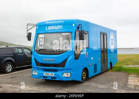 Mobile bibliothèque van garé, Orkney, Écosse, Royaume-Uni, 2022 Banque D'Images