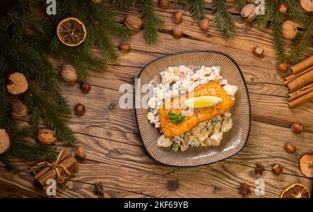 Saumon cuit de Noël avec salade de pommes de terre Banque D'Images