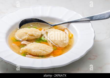bouillon de poulet avec boulettes de semoule et légumes Banque D'Images