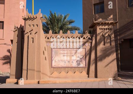 Le Maroc, Zagora, a peint un panneau à Zagora, au Maroc montrant le chemin vers Tombouctou et le temps nécessaire pour y arriver à dos de chameau Banque D'Images