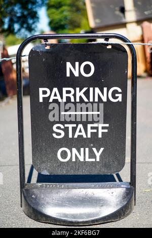 Gros plan de « No parking, Staff Only, panneau autoportant isolé à l'extérieur. Banque D'Images