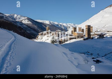 Ancienne tour traditionnelle de la Svan et maison de magub dans le village d'Ushguli, en haute-Svaneti, en Géorgie Banque D'Images