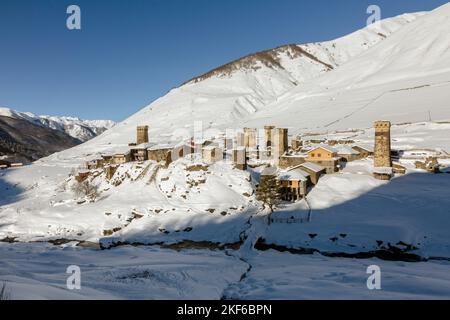 Ancienne tour traditionnelle de la Svan et maison de magub dans le village d'Ushguli, en haute-Svaneti, en Géorgie Banque D'Images