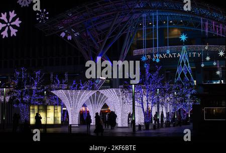 Un marché de Noël bondé en face de la gare de Hakata à Fukuoka, au Japon, à la fin du soir de novembre. Banque D'Images