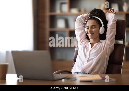 Femme brune détendue en train de faire une pause pendant son travail à la maison Banque D'Images