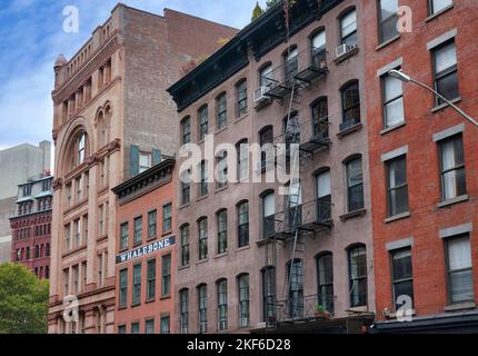 New York City, Duane Street, vieux appartements et bâtiments commerciaux dans le bas de Manhattan près de Tribeca. On avait une affaire de baleine à partir d'environ 1860 Banque D'Images