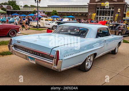 Des Moines, IA - 02 juillet 2022 : vue d'angle arrière à haute perspective d'un toit rigide Bonneville 2 portes 1964 de Pontiac lors d'un salon automobile local. Banque D'Images