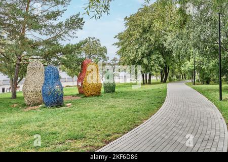 Novosibirsk, Russie - 19 août 2022 : parc de remblai de Mikhaïlovskaya en été. Chemin piétonnier en dalles de pavage. Sculptures colorées aux formes Banque D'Images