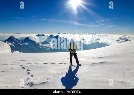 Randonneur se tenant à Snowfield au sommet de Jungfrau. Banque D'Images