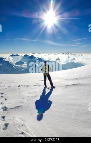 Randonneur se tenant à Snowfield au sommet de Jungfrau. Banque D'Images