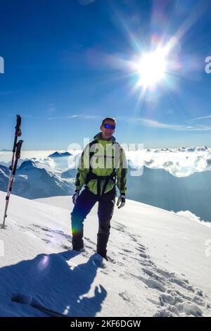 Randonneur se tenant à Snowfield au sommet de Jungfrau. Banque D'Images