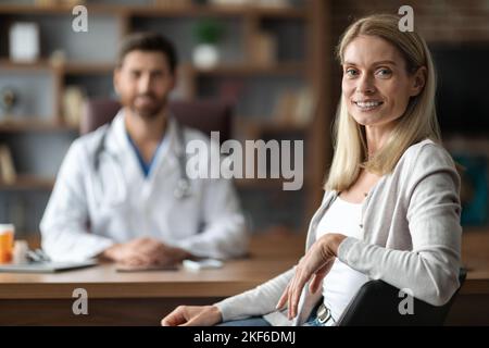 Portrait d'une jeune patiente heureuse assise au cabinet du médecin Banque D'Images