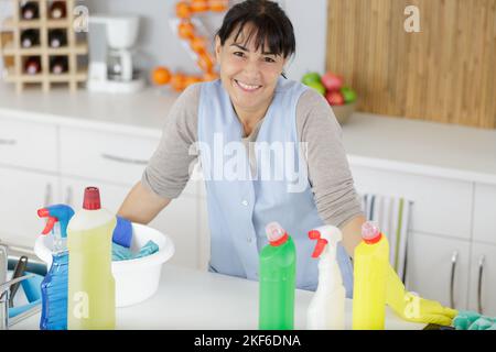 une bonne femme de chambre senior Banque D'Images