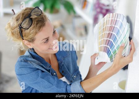 une femme montrant des échantillons de couleurs Banque D'Images