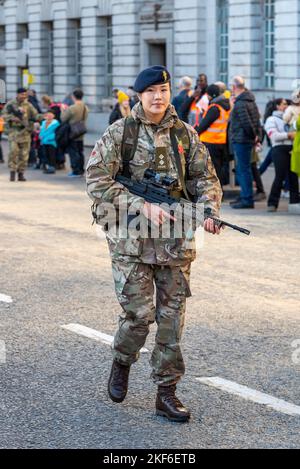 Femme soldat du 103 BATAILLON ROYAL, INGÉNIEURS ÉLECTRICIENS et MÉCANICIENS, au Lord Mayor's Show Parade, dans la ville de Londres, au Royaume-Uni Banque D'Images