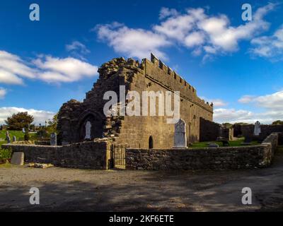 Image d'une abbaye abandonnée et ruinée à MurRisk. Comté de Mayo, Irlande. Banque D'Images