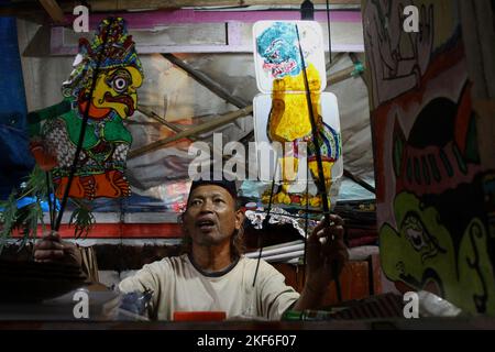 16 novembre 2022, Yogyakarta, région spéciale de Yogyakarta, Indonésie: Artiste marionnette, ISKANDAR HARDJODIMULJO (61) joue son "wayang uwuh" à Yogyakarta, Indonésie. Les « wayang uwuh », fabriqués à partir de déchets ménagers tels que les bouteilles d'eau minérale usagées, les emballages de nourriture en carton et le plastique, sont vendus pour 25 000 à 2 millions d'IDR. (Credit image: © Angga Budhiyanto/ZUMA Press Wire) Banque D'Images