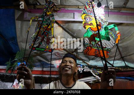 16 novembre 2022, Yogyakarta, région spéciale de Yogyakarta, Indonésie: Artiste marionnette, ISKANDAR HARDJODIMULJO (61) joue son "wayang uwuh" à Yogyakarta, Indonésie. Les « wayang uwuh », fabriqués à partir de déchets ménagers tels que les bouteilles d'eau minérale usagées, les emballages de nourriture en carton et le plastique, sont vendus pour 25 000 à 2 millions d'IDR. (Credit image: © Angga Budhiyanto/ZUMA Press Wire) Banque D'Images