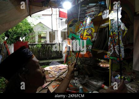 16 novembre 2022, Yogyakarta, région spéciale de Yogyakarta, Indonésie: Artiste marionnette, ISKANDAR HARDJODIMULJO (61) joue son "wayang uwuh" à Yogyakarta, Indonésie. Les « wayang uwuh », fabriqués à partir de déchets ménagers tels que les bouteilles d'eau minérale usagées, les emballages de nourriture en carton et le plastique, sont vendus pour 25 000 à 2 millions d'IDR. (Credit image: © Angga Budhiyanto/ZUMA Press Wire) Banque D'Images