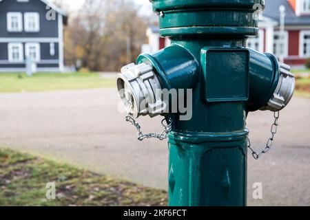 Borne d'eau verte dans la rue. Jour ensoleillé. Banque D'Images