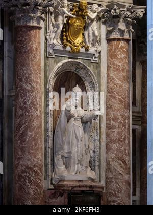 Rome. Italie. Basilica di San Pietro (St. Basilique Saint-Pierre). Statue du Pape Pie X (Pio X, né Giuseppe Melchiorre Sarto, 1835-1914) était chef du C Banque D'Images